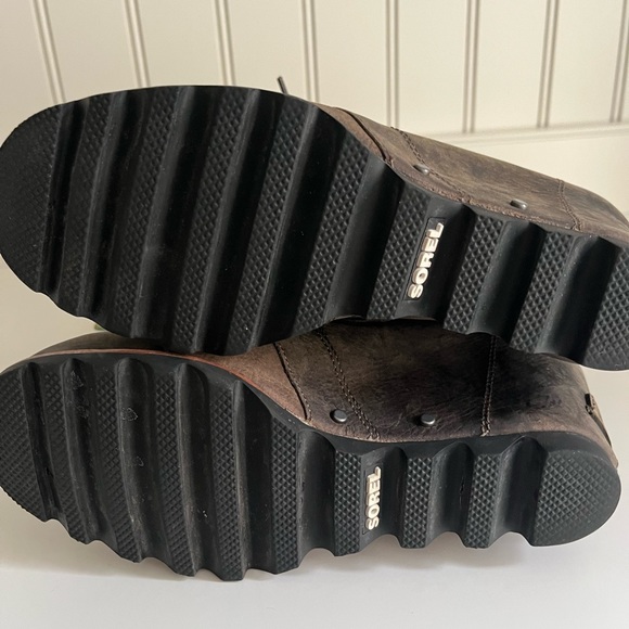 SOREL Joan of Arctic leather lace up platform boots. - Picture 3 of 6